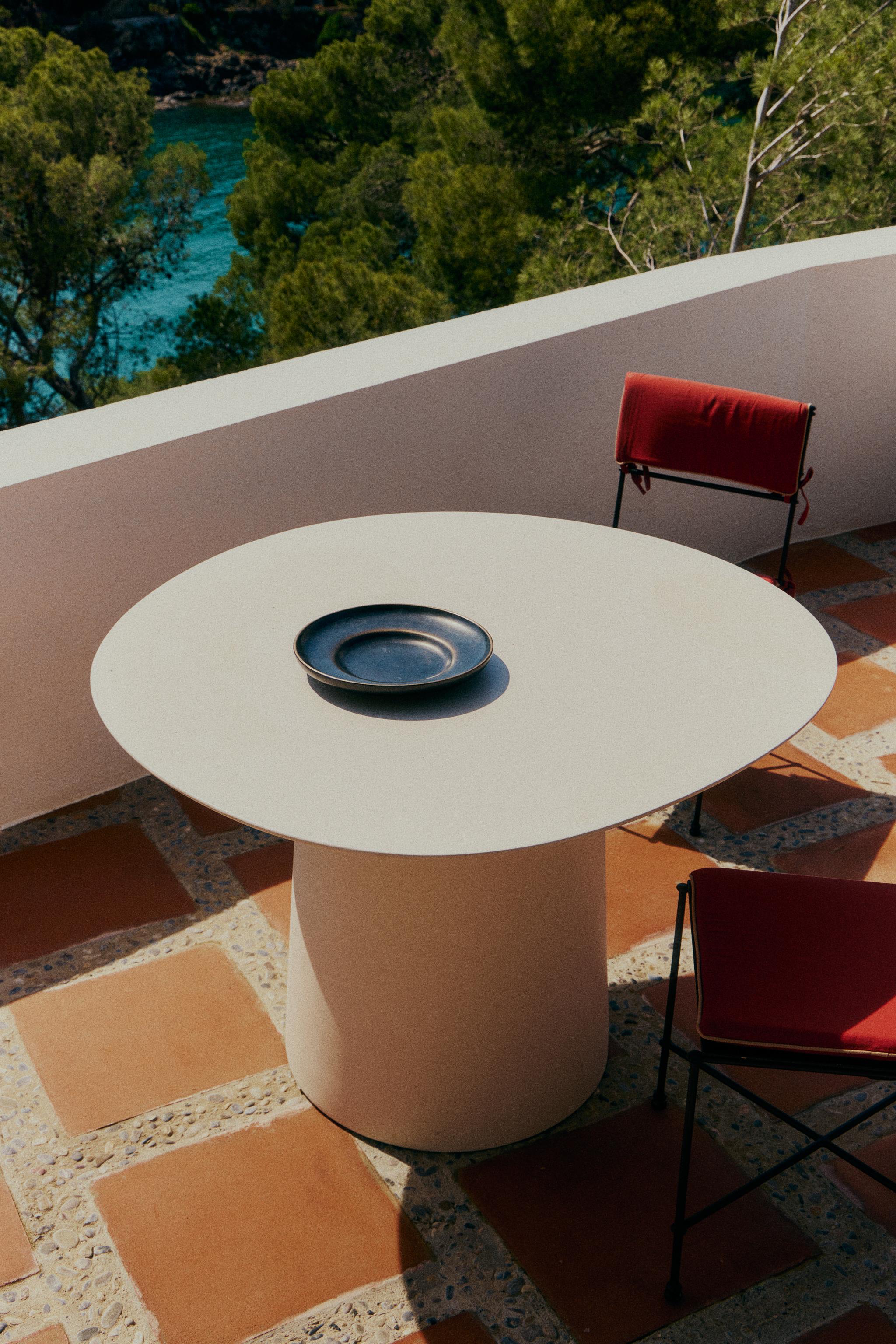 ROUND CEMENT OUTDOOR TABLE